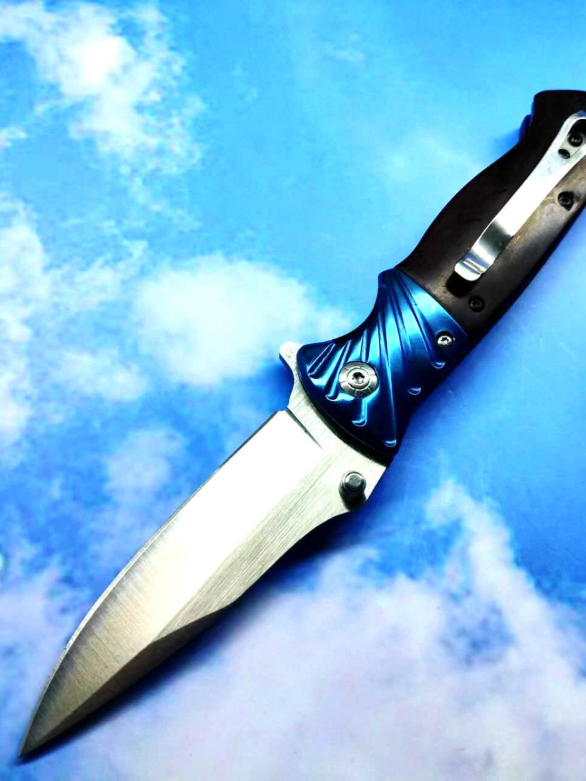 An outdoor knife with a folding knife, a sharp, high-strength cold weapon knife, and a fielding fruit knife