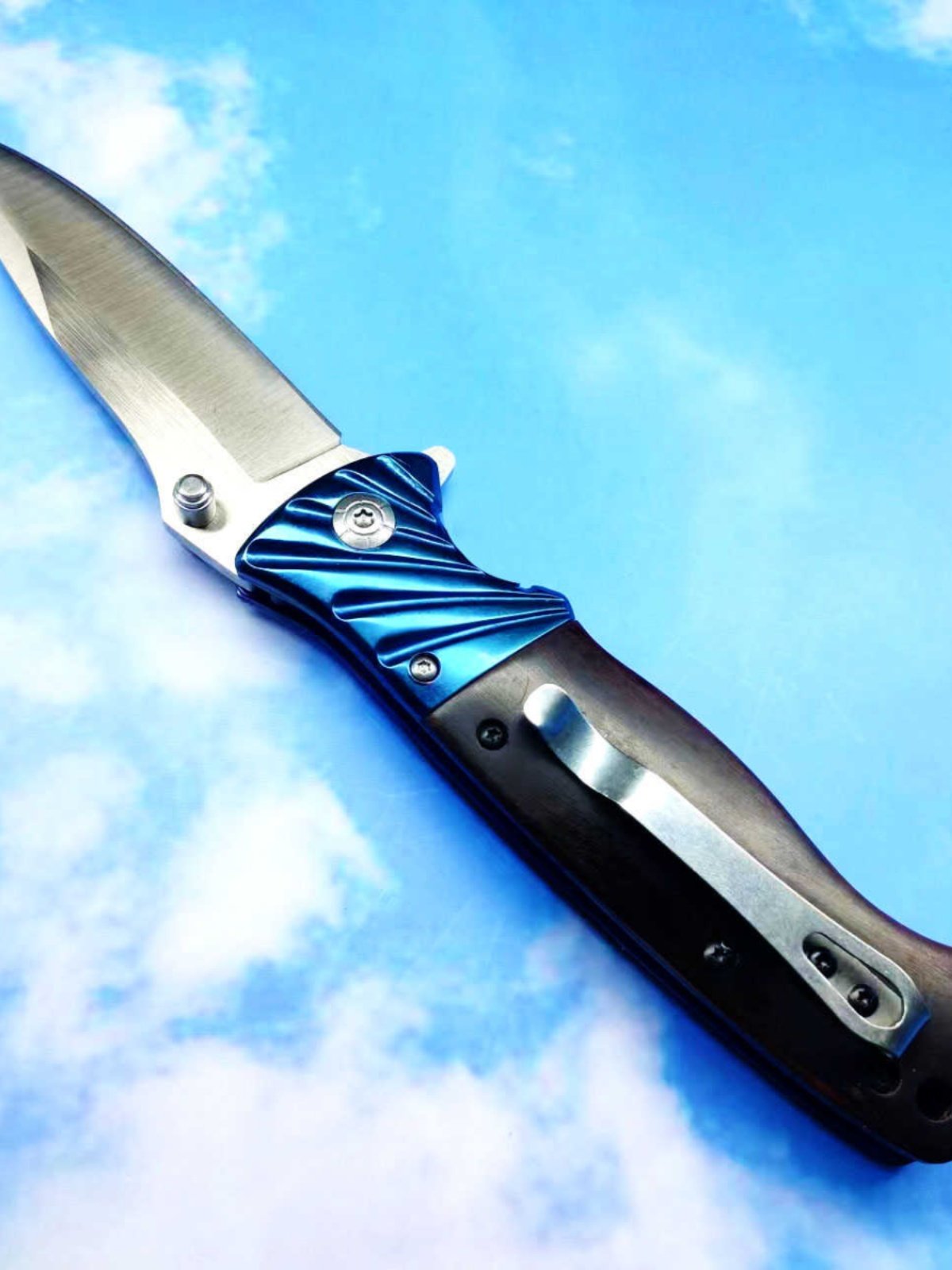 An outdoor knife with a folding knife, a sharp, high-strength cold weapon knife, and a fielding fruit knife