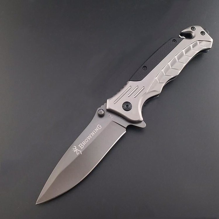 An outdoor knife with a multi-purpose folding knife and a sharp fruit knife in the field will carry a camping tool