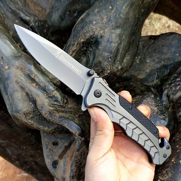 An outdoor knife with a multi-purpose folding knife and a sharp fruit knife in the field will carry a camping tool