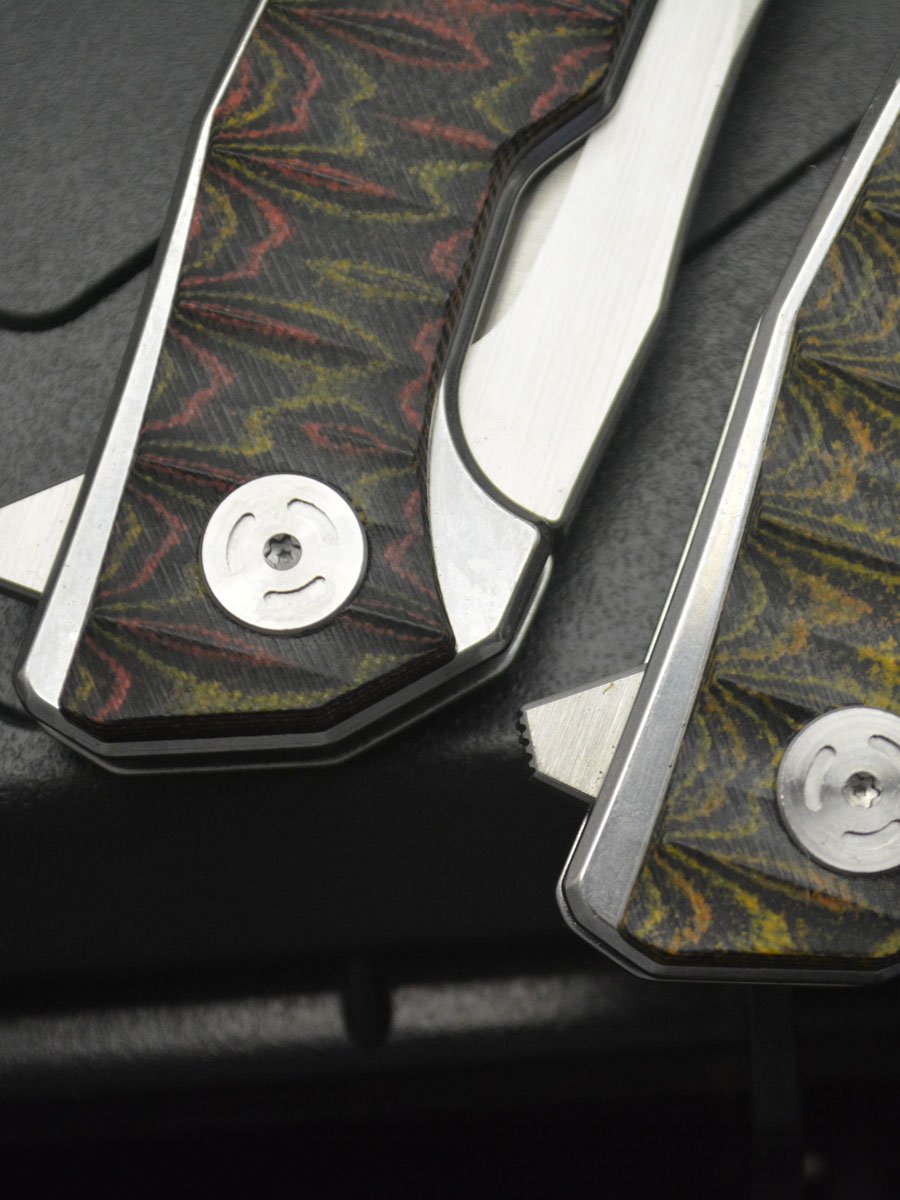 ANACONDA'S D2 STEEL HIGH-STRENGTH SHARP FOLDING KNIFE OUTSIDE THE HOUSE WITH A FRUIT KNIFE AND A KNIFE FOR PROTECTION