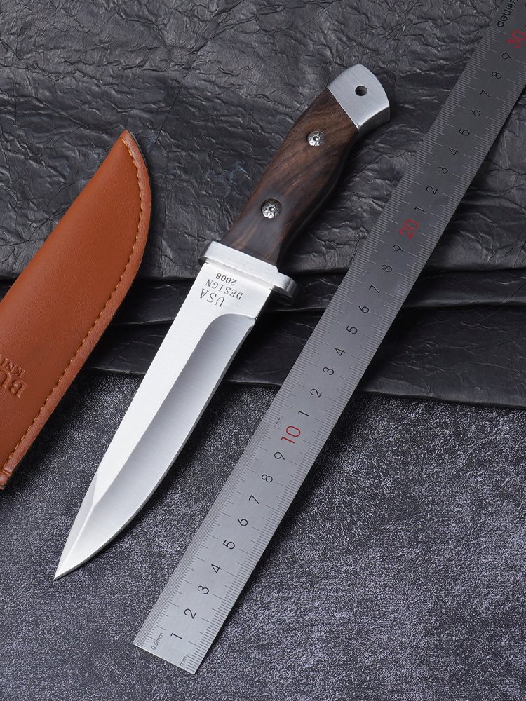 A fielding knife and a straight-on-the-slash military worker with a Russian knife to protect himself from the American cold steel