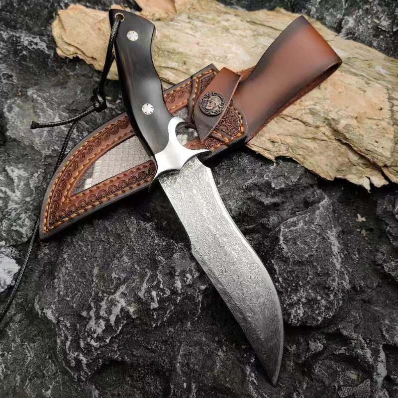 The new Damascus steel has set up an outdoor camping picnic for Mongolia to survive with a meat knife