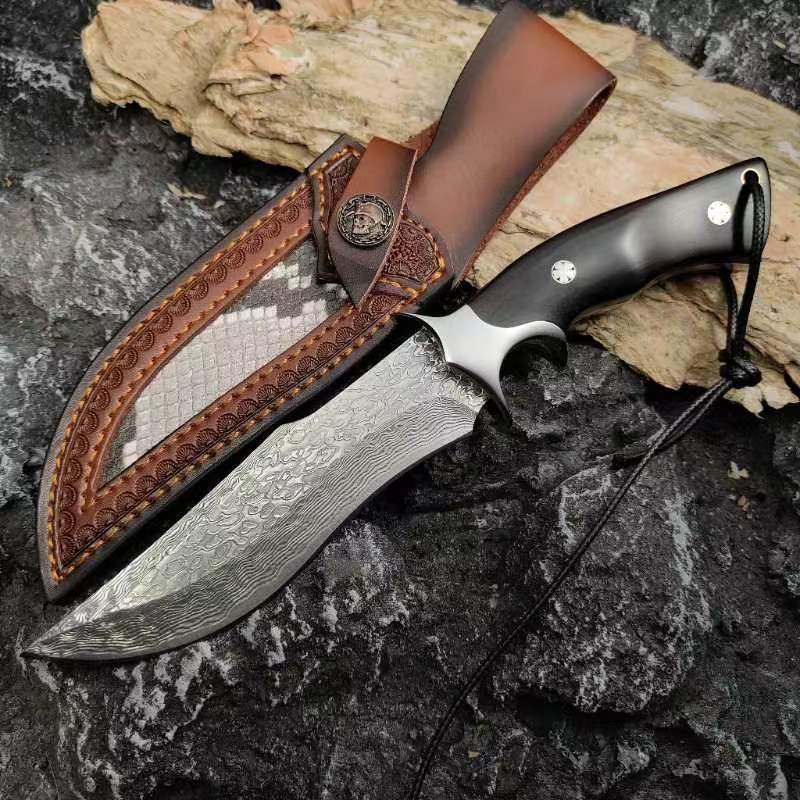 The new Damascus steel has set up an outdoor camping picnic for Mongolia to survive with a meat knife