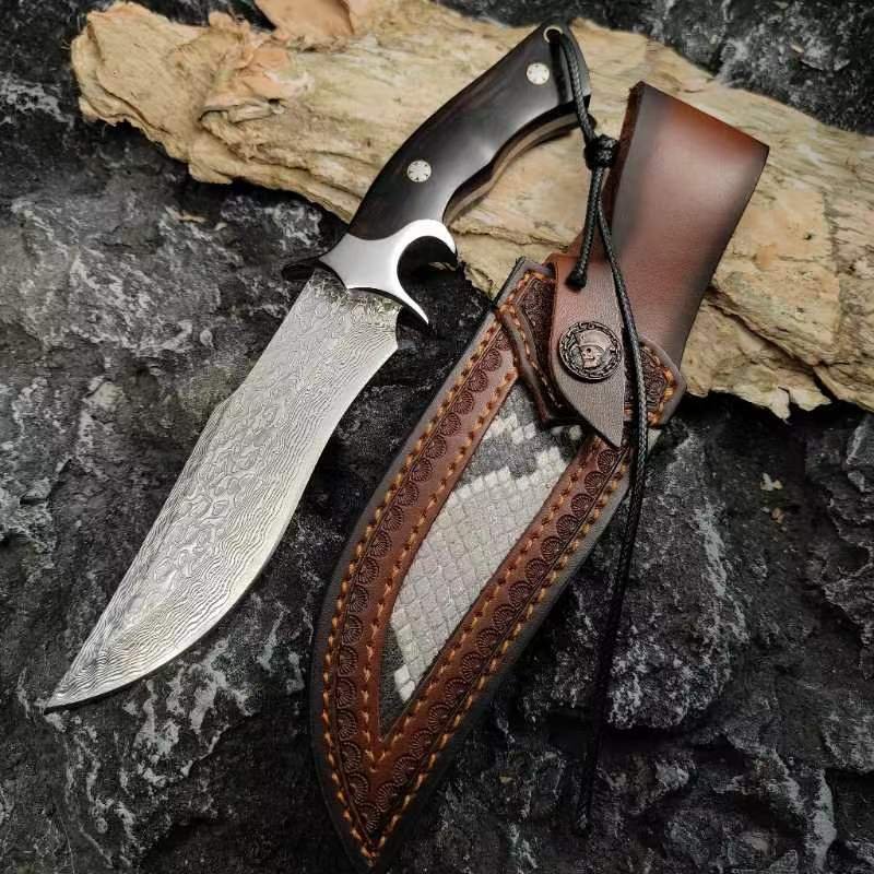 The new Damascus steel has set up an outdoor camping picnic for Mongolia to survive with a meat knife