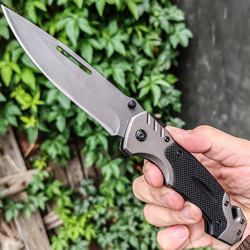 The camper's life knife was accompanied by a sharp, high-strength folding knife, an outdoor survival knife with a body-proof fruit knife