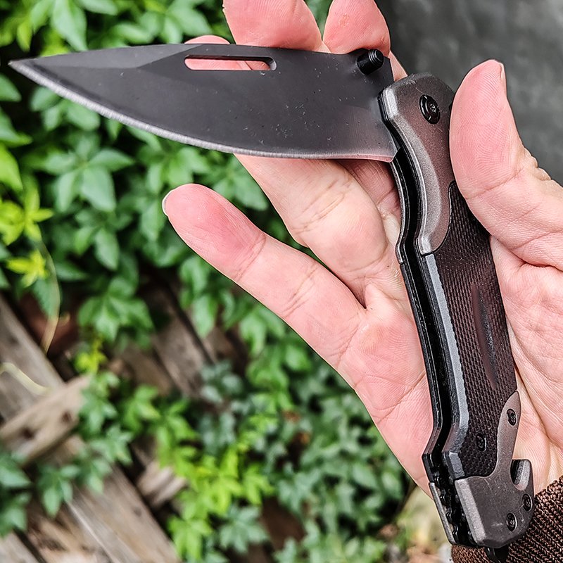 The camper's life knife was accompanied by a sharp, high-strength folding knife, an outdoor survival knife with a body-proof fruit knife