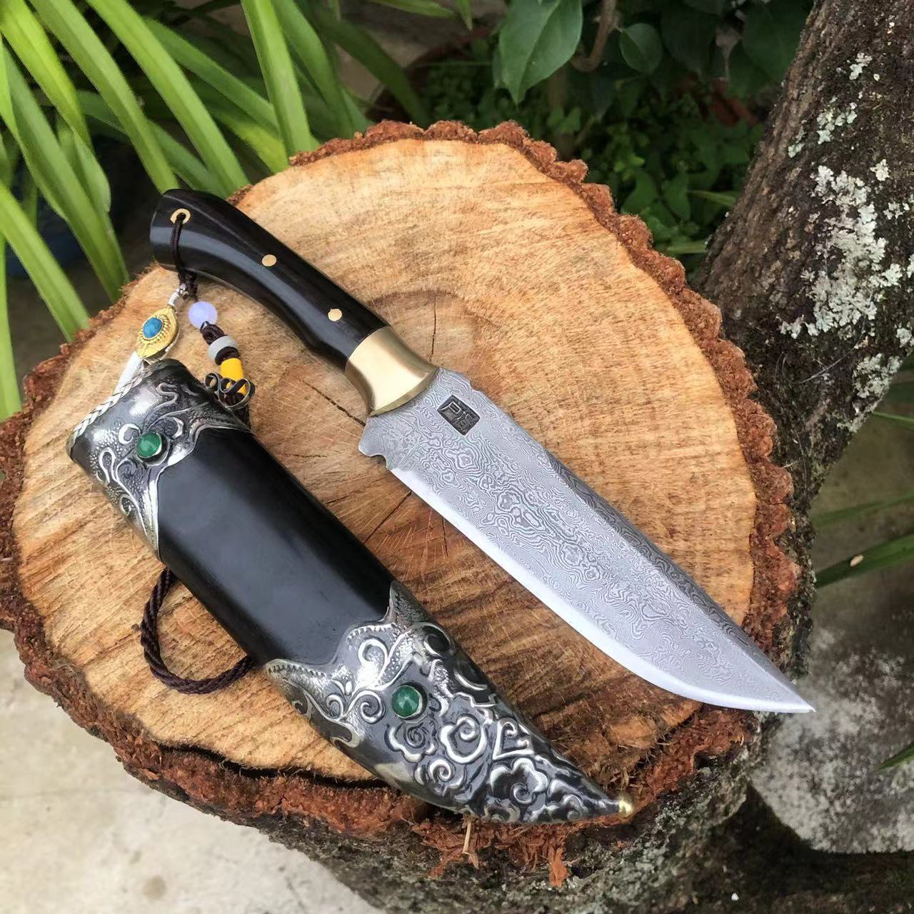 A hand-to-hand exercise to import a single dynasty of Damascus steel knife to camp for life and to protect itself from the outside