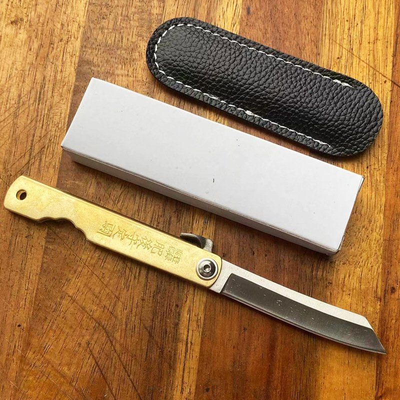 A mini-claping knife camping in the field, a fruit and butterflies knife, hand-opened lids of Damascus steel