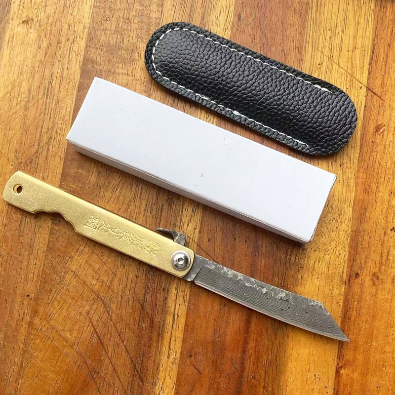 A mini-claping knife camping in the field, a fruit and butterflies knife, hand-opened lids of Damascus steel