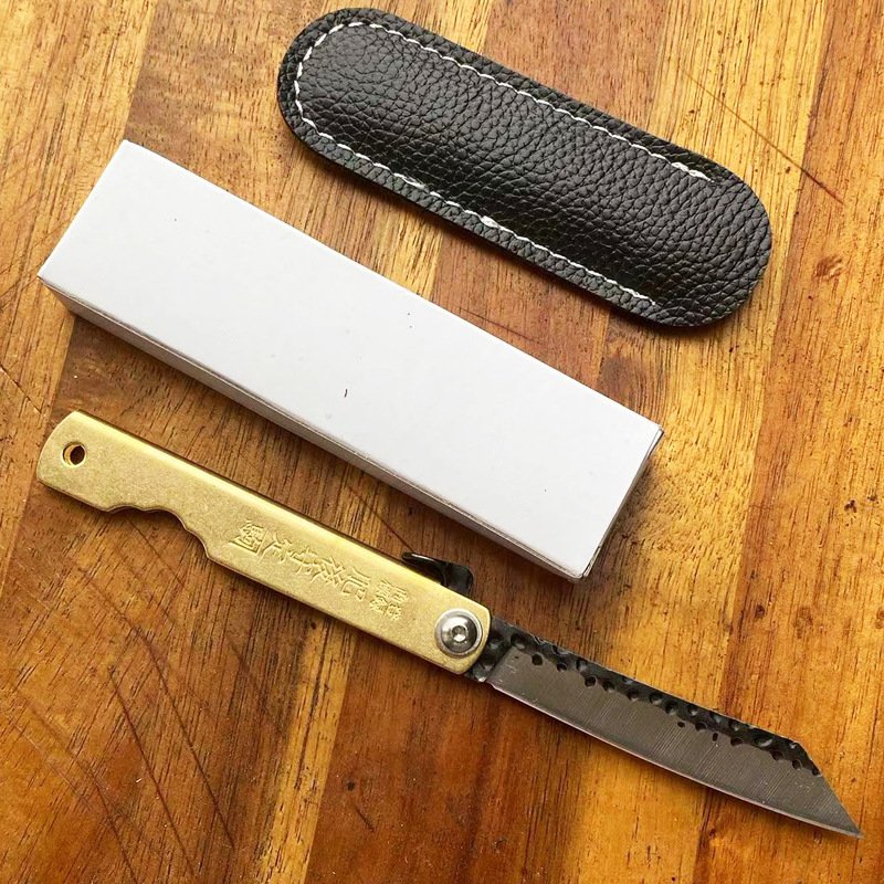 A mini-claping knife camping in the field, a fruit and butterflies knife, hand-opened lids of Damascus steel