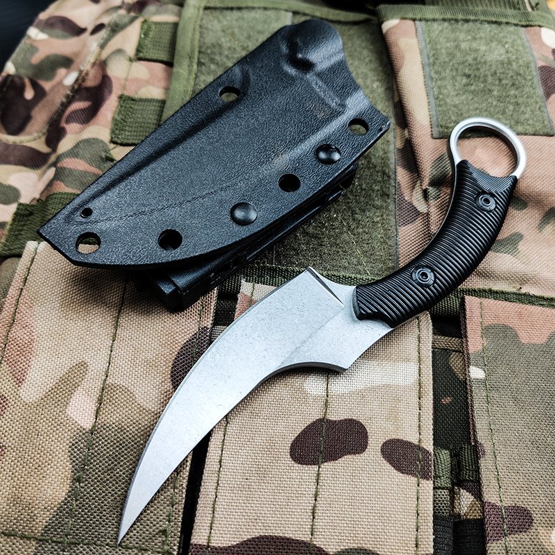 The field camp for outdoor survival uses a lot of knives with a high-strength