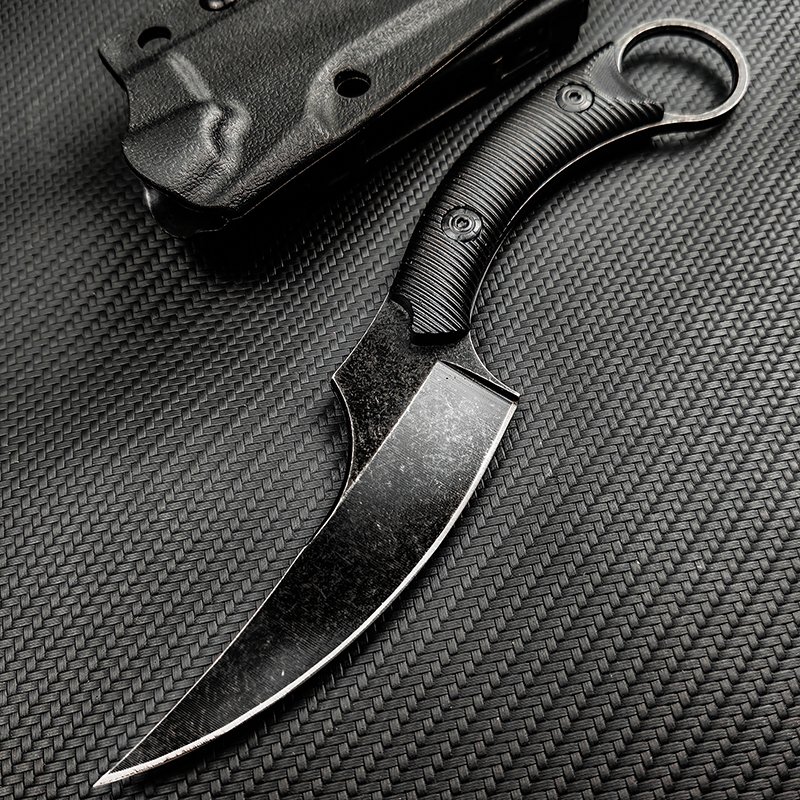 The field camp for outdoor survival uses a lot of knives with a high-strength