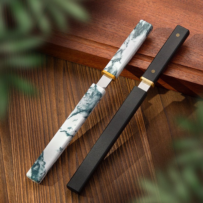 The stainless steel knife ink paints small, multi-purpose, and takes the delivery home fruit knife off the field