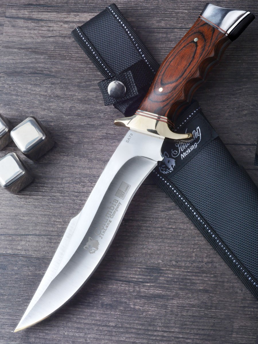 An open field knife and a high-strength knife with a stainless steel cutter