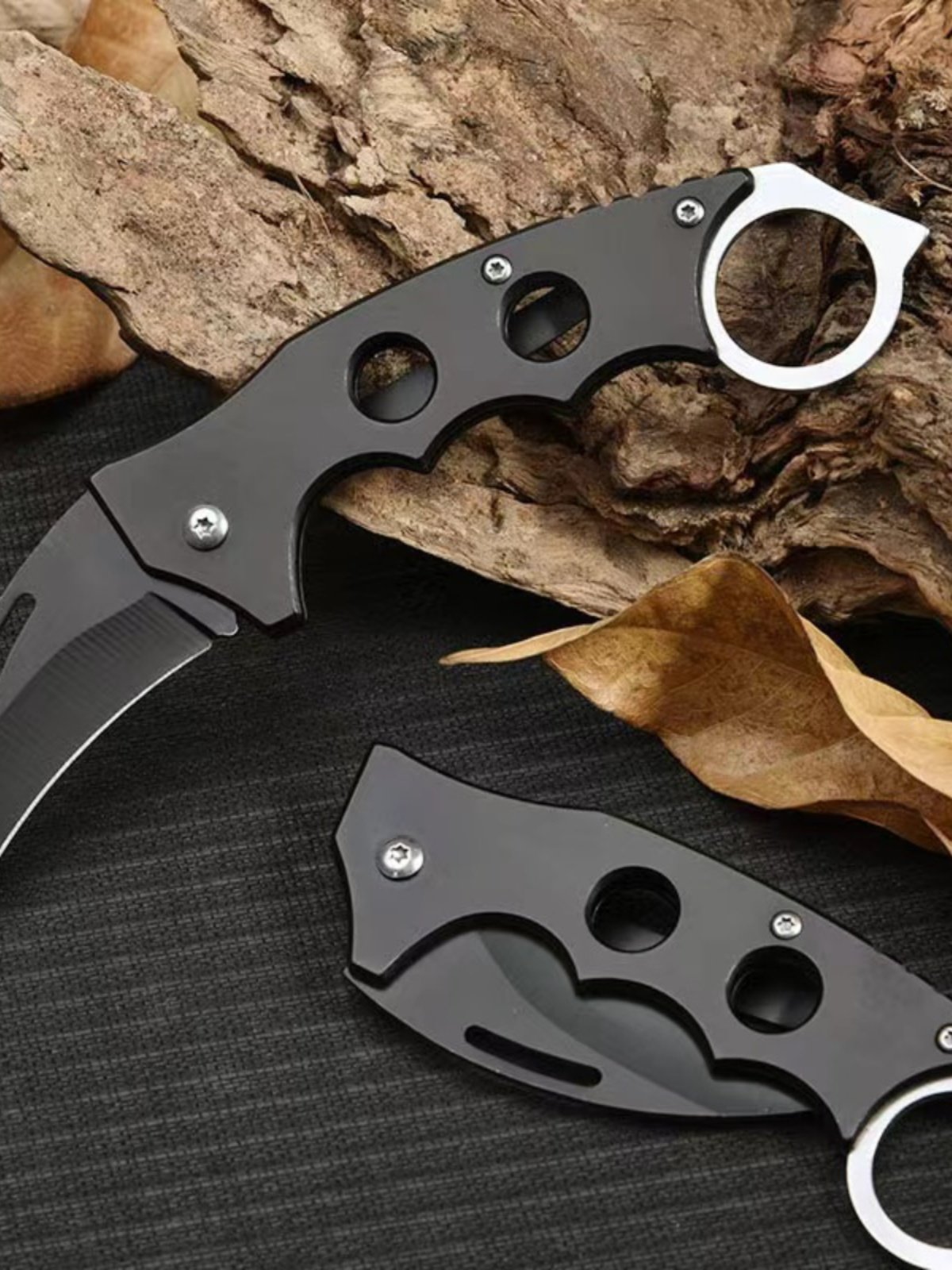 Clawless steel blades folded with a high-strength machete and a sharp camping knife