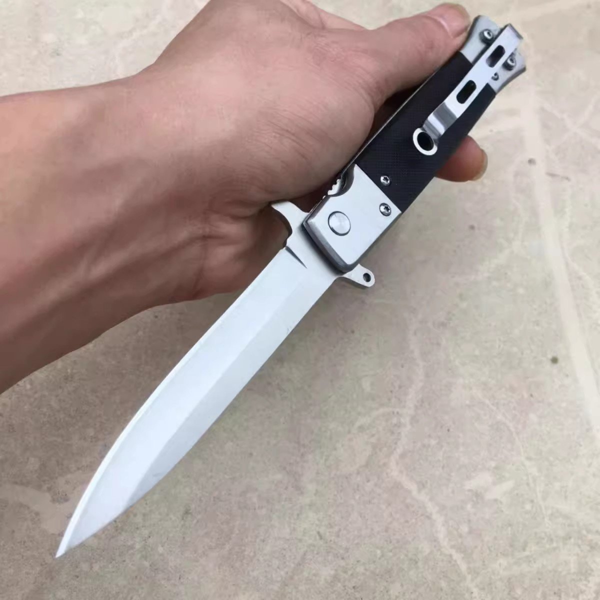 An outdoor folding knife is more effective than a first knife, and it's sharp with a fielding fruit knife