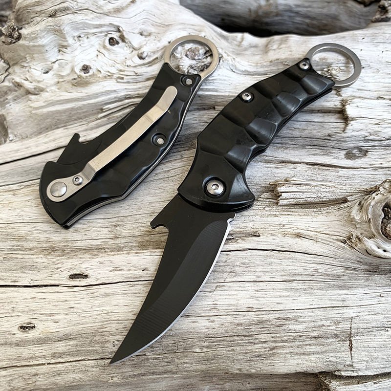 A war eagle's claws and claws and machete