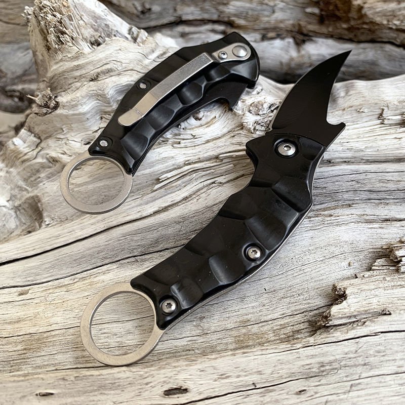 A war eagle's claws and claws and machete