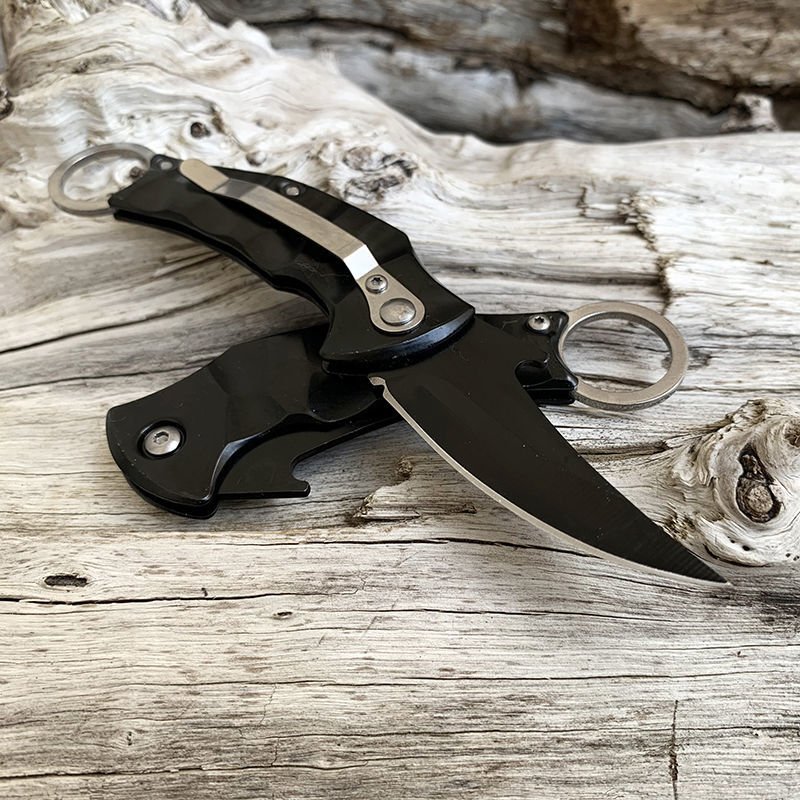 A war eagle's claws and claws and machete