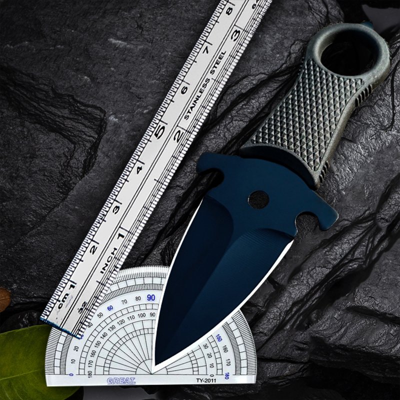The field camp for outdoor survival uses a lot of knives with a high-strength