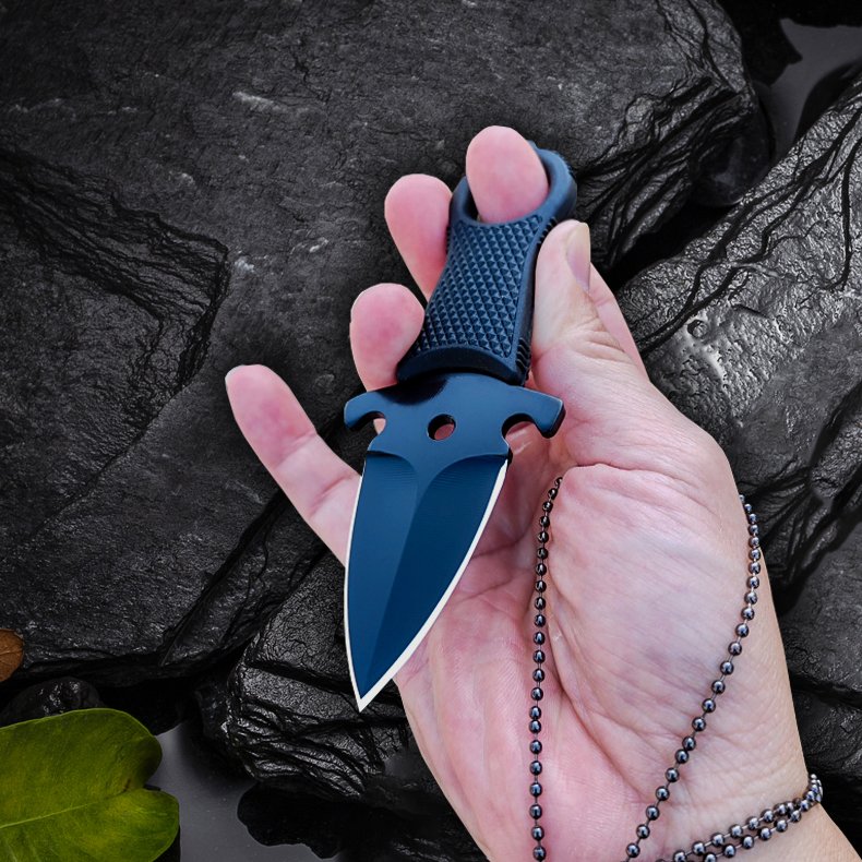 The field camp for outdoor survival uses a lot of knives with a high-strength