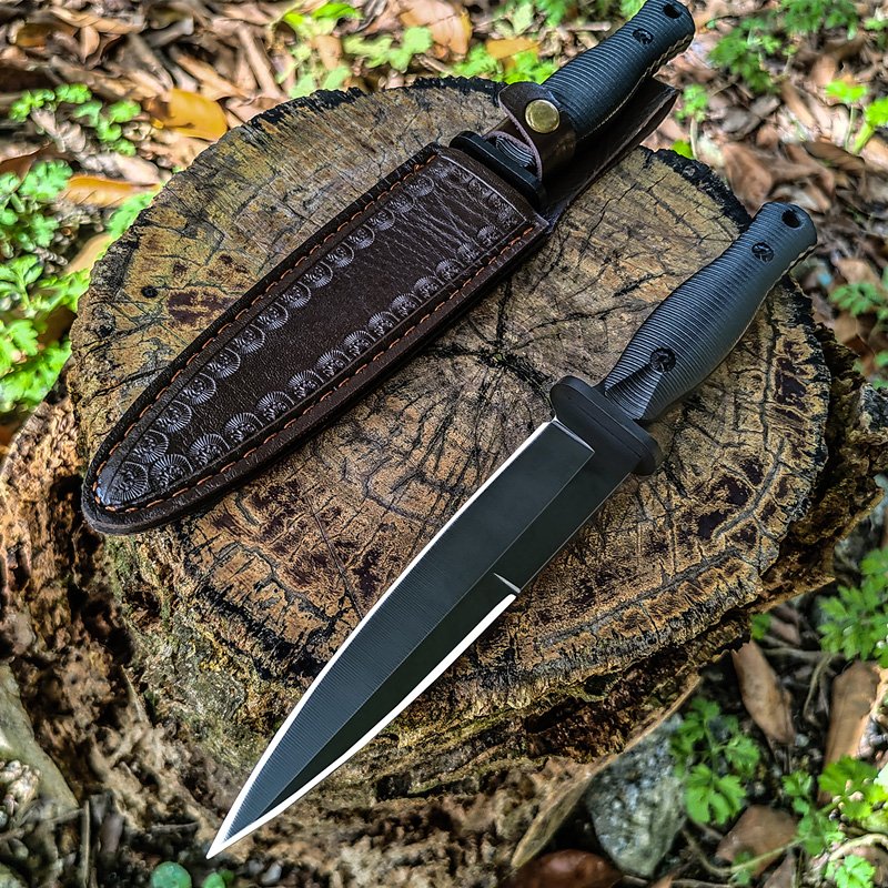 The field camp for outdoor survival uses a lot of knives with a high-strength