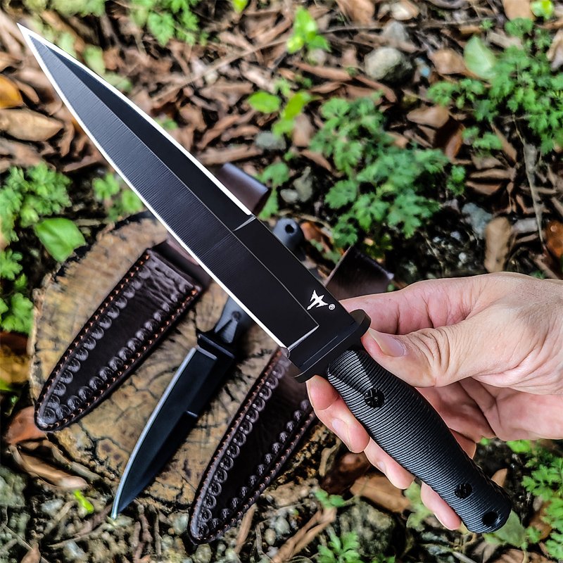 The field camp for outdoor survival uses a lot of knives with a high-strength