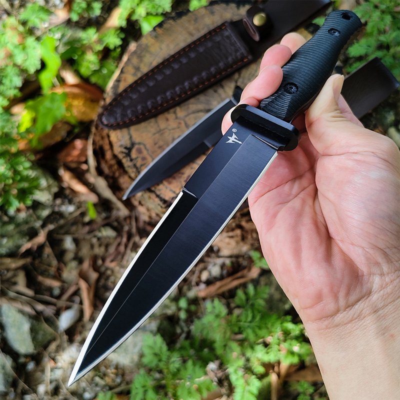 The field camp for outdoor survival uses a lot of knives with a high-strength