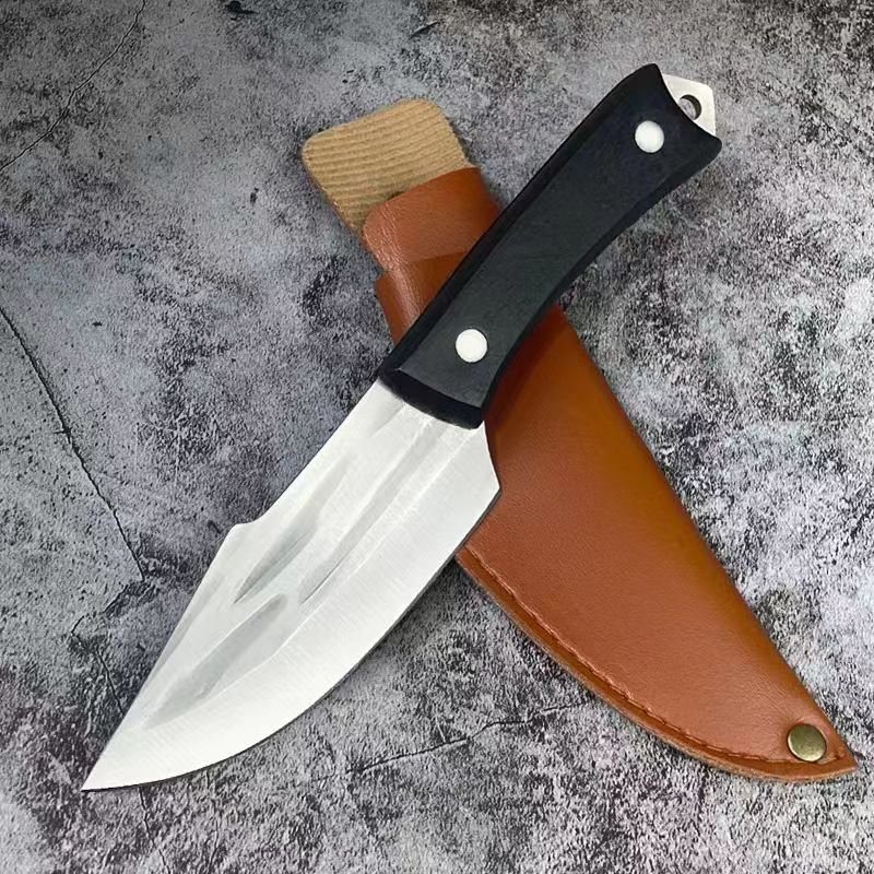 A hand-to-hand exercise hand-to-hand with a guacamole and fruit knife with a sharp field knife