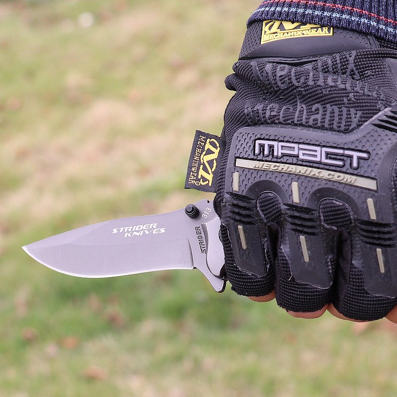 A small knife with a high-strength folding knife to camp in the mountains with a multi-purpose knife and a multi-purpose fruit knife