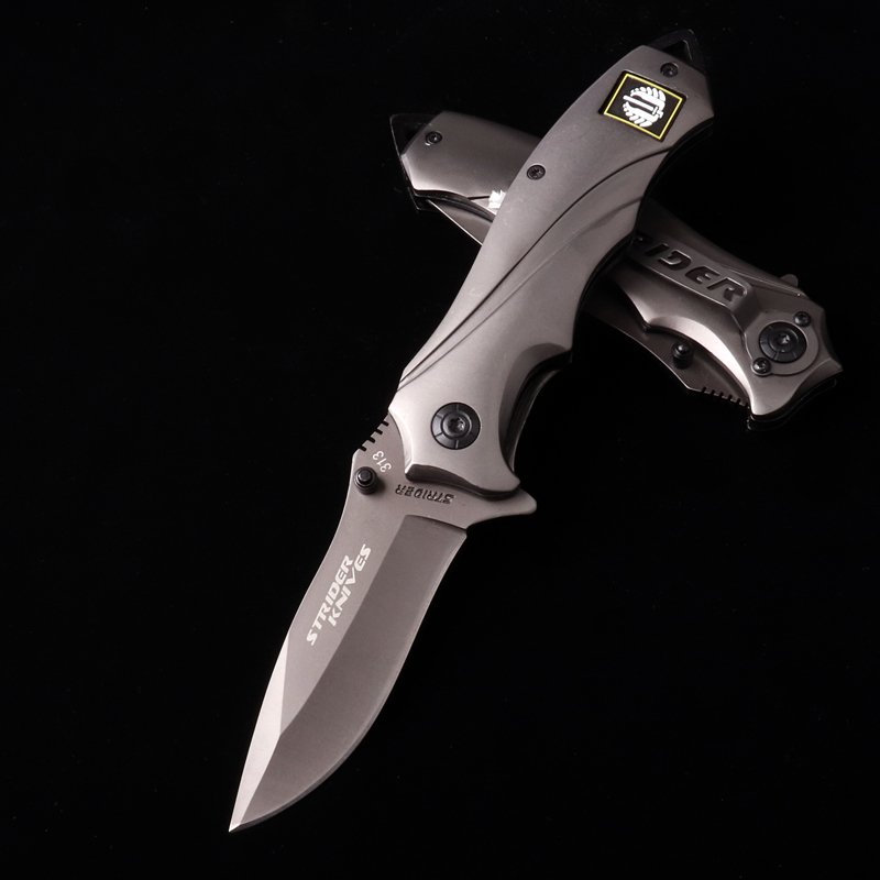 A small knife with a high-strength folding knife to camp in the mountains with a multi-purpose knife and a multi-purpose fruit knife