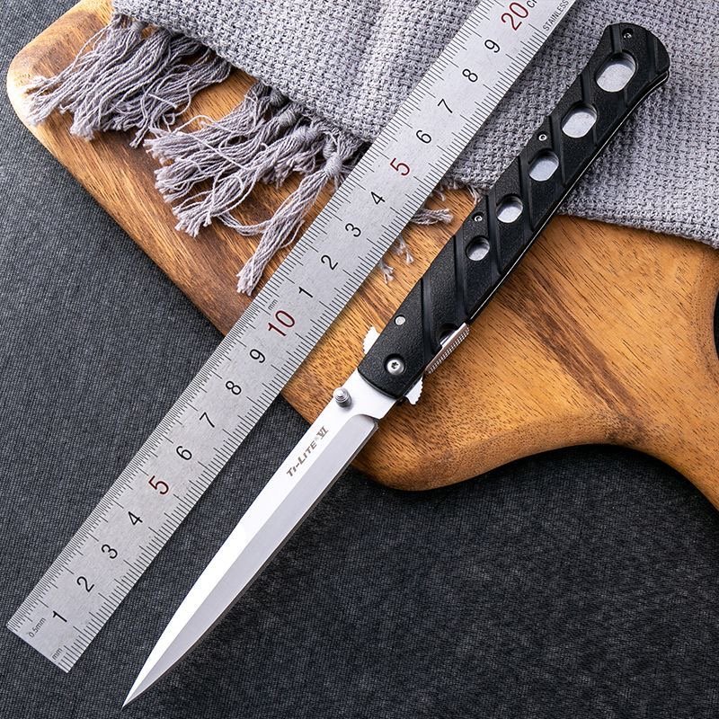 In the outdoors, a camping camp with a very hard steel full of fruit knives, with a lot of folding knives