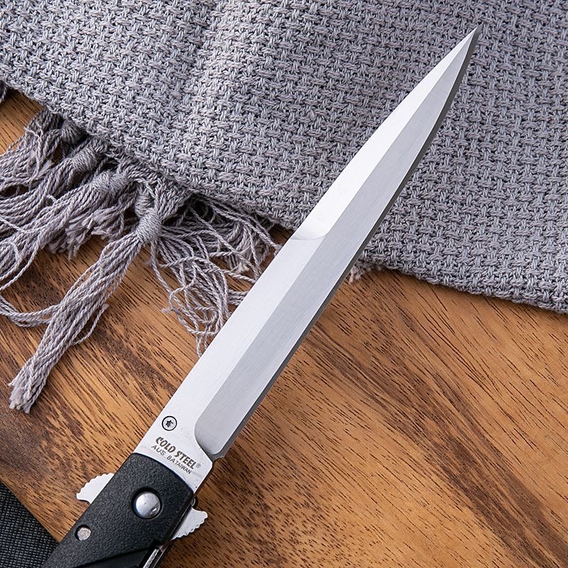 In the outdoors, a camping camp with a very hard steel full of fruit knives, with a lot of folding knives