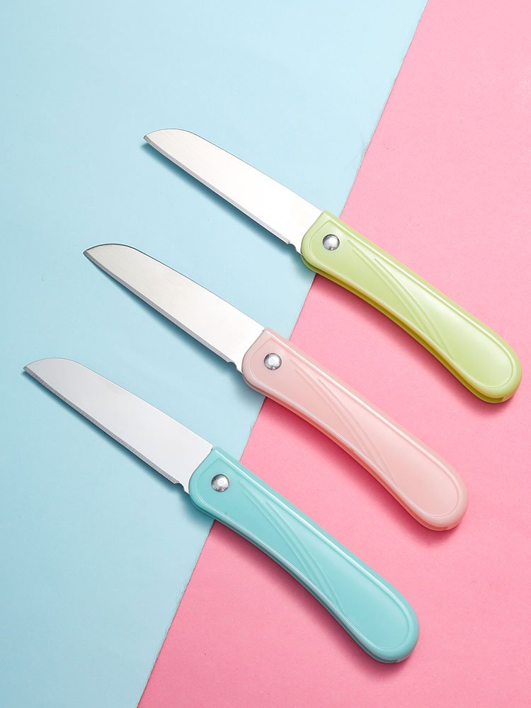 Home with a folding of a fruit knife, a leatherless steel knife, and a hand-held knife with a knife