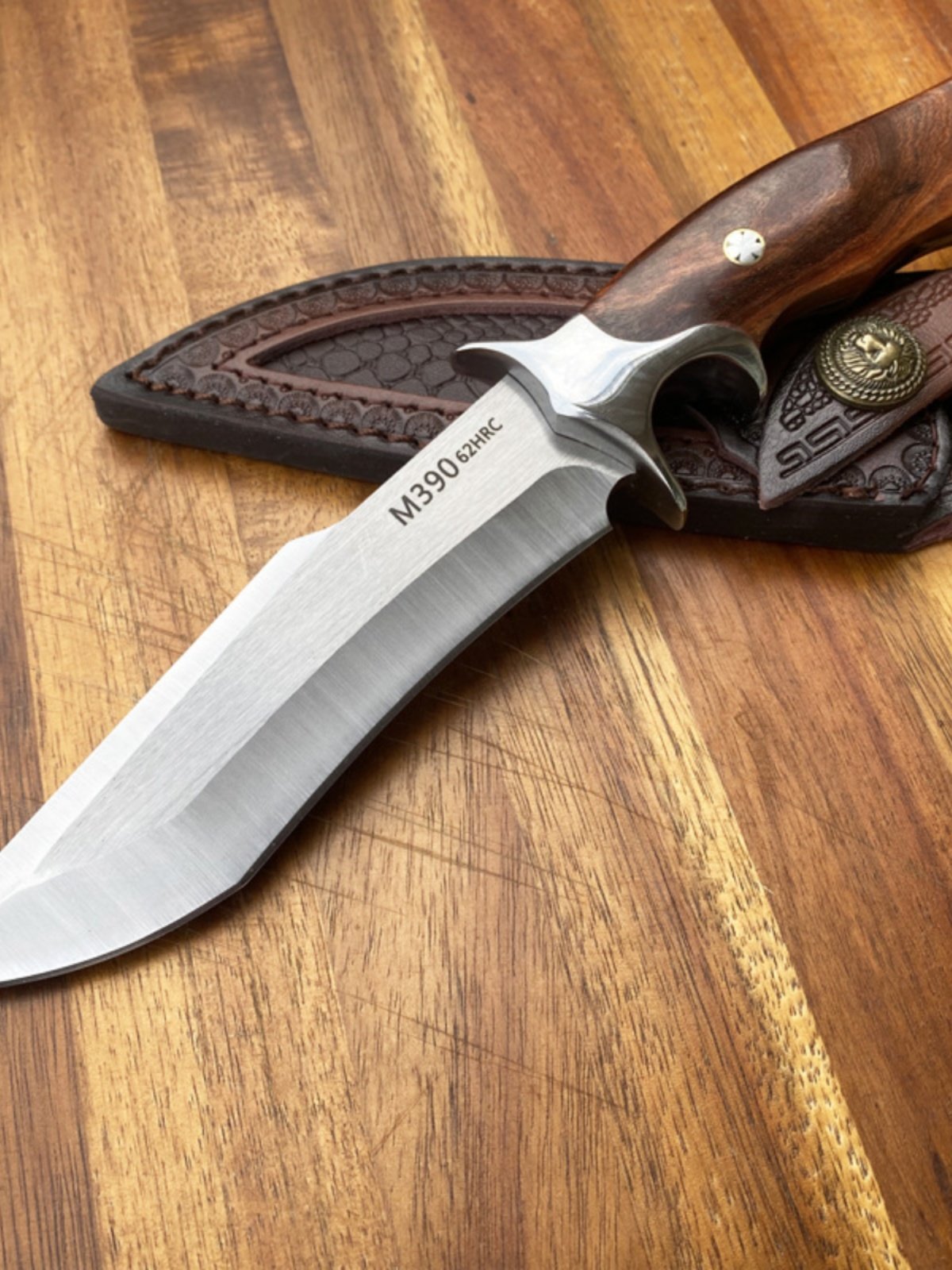 Slaughtering goats and goats, slashing a pig's knife outside Damascus steel, camping in the wilderness