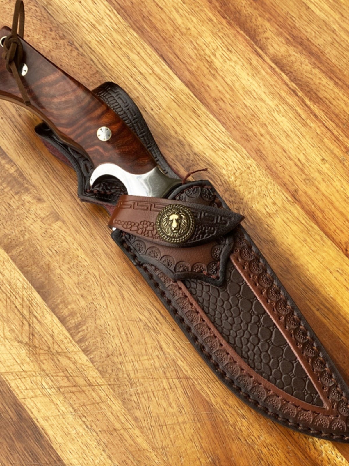 Slaughtering goats and goats, slashing a pig's knife outside Damascus steel, camping in the wilderness