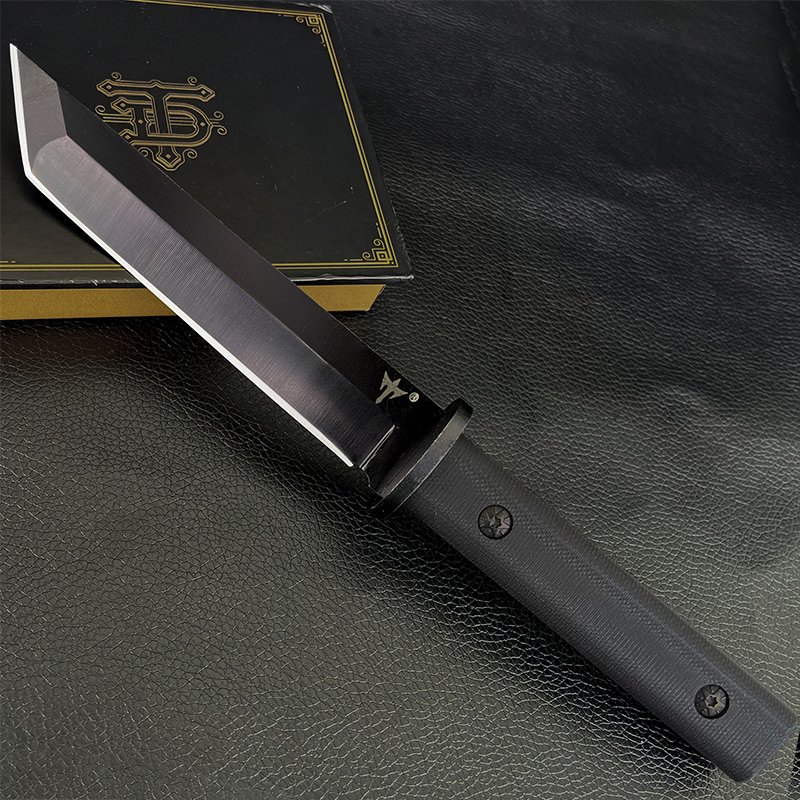 The field camp for outdoor survival uses a lot of knives with a high-strength