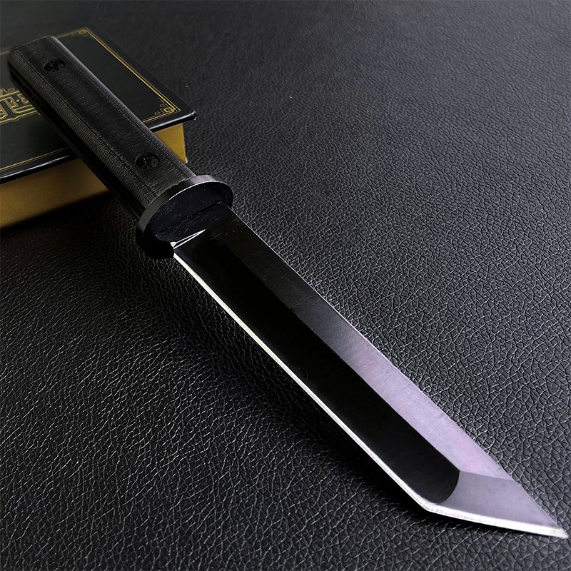 The field camp for outdoor survival uses a lot of knives with a high-strength