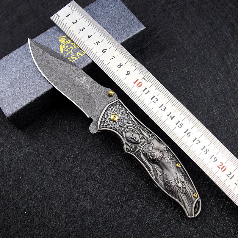A collection of field life knives, a camper's knife, a small knife, a folding knife