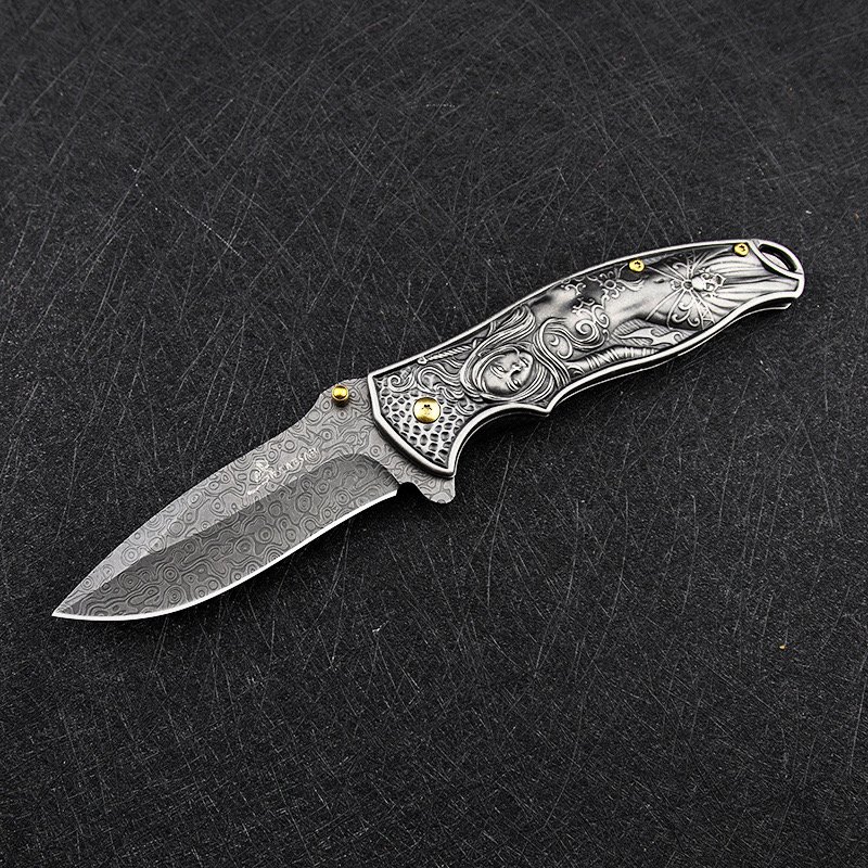A collection of field life knives, a camper's knife, a small knife, a folding knife