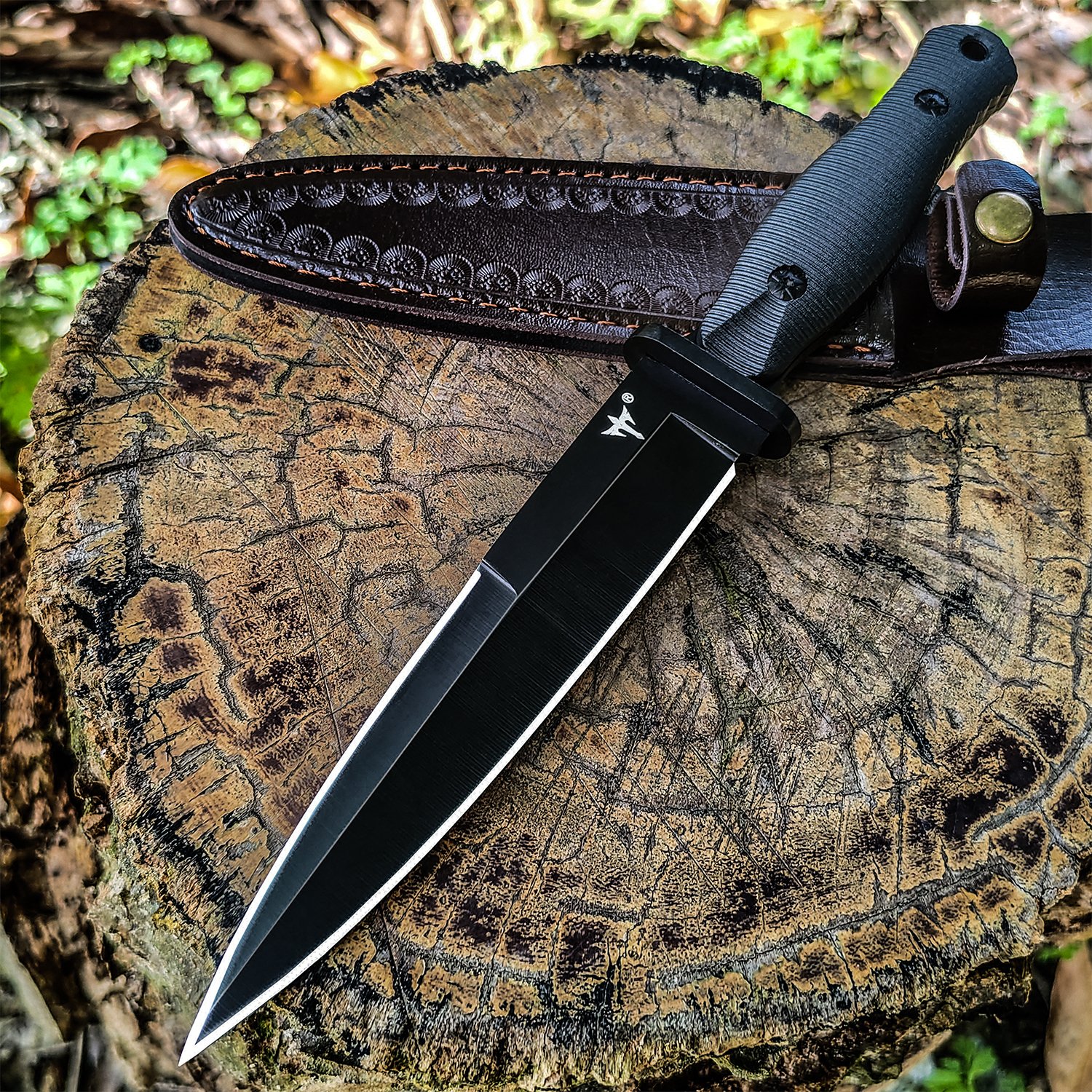 The field camp for outdoor survival uses a lot of knives with a high-strength