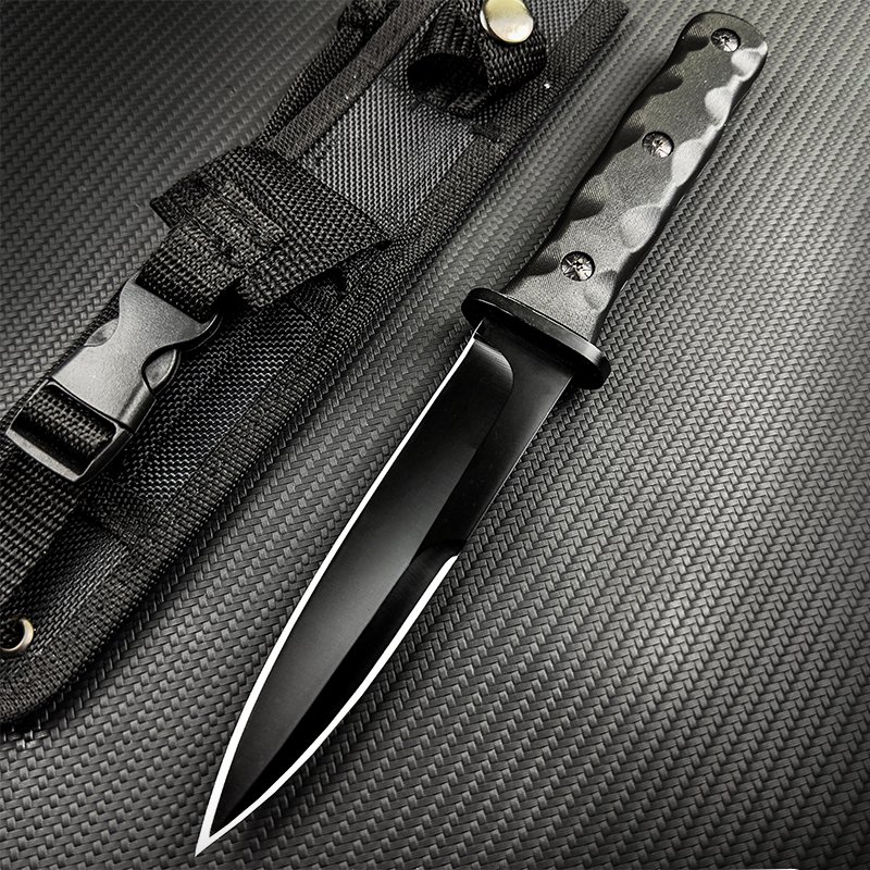 The field camp for outdoor survival uses a lot of knives with a high-strength