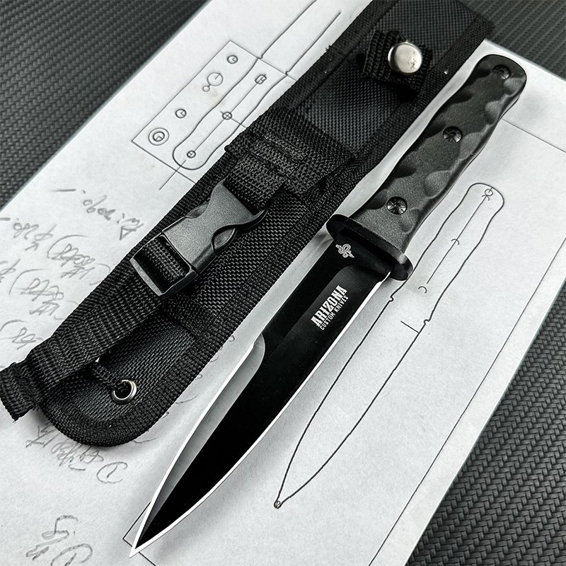 The field camp for outdoor survival uses a lot of knives with a high-strength