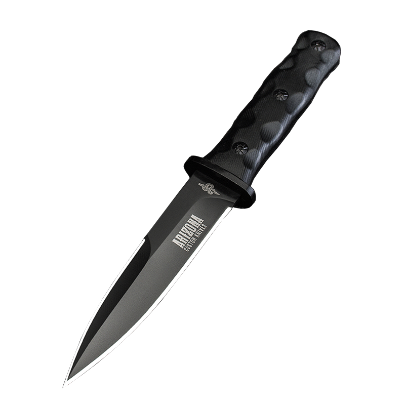 The field camp for outdoor survival uses a lot of knives with a high-strength