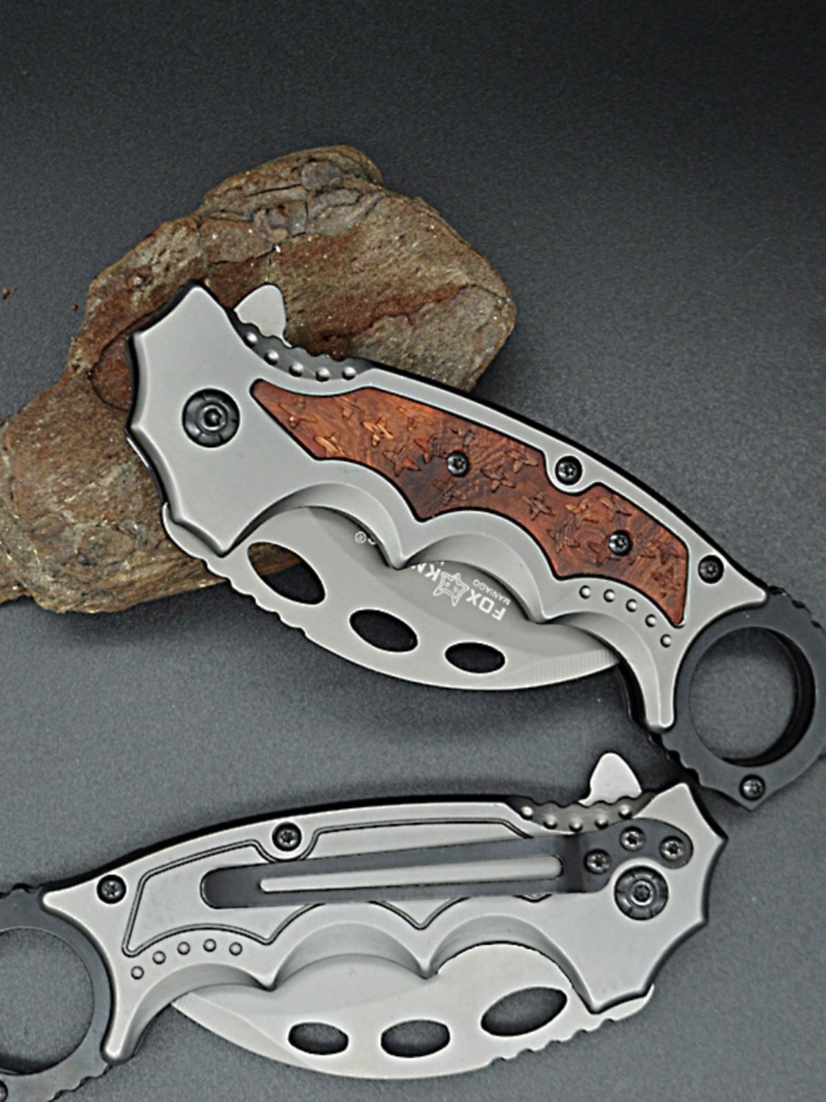 Outside the house, with a folding knife and a sharp and sharp knife, he went to the camp with a knife