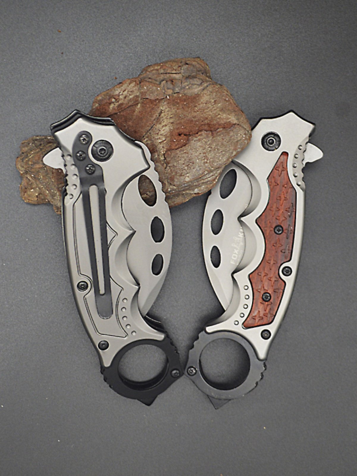 Outside the house, with a folding knife and a sharp and sharp knife, he went to the camp with a knife