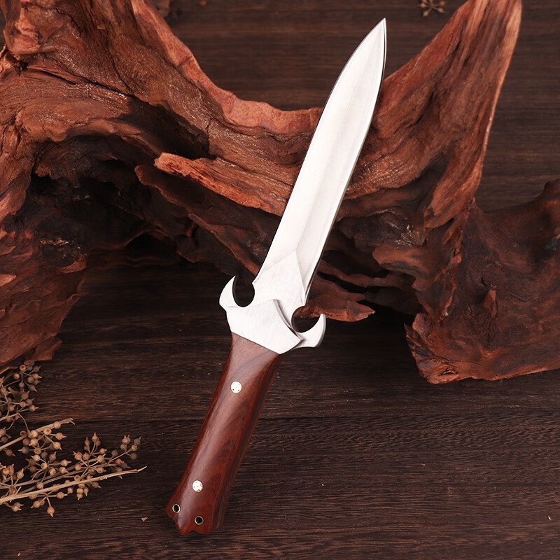 Swords and knives compared to first-hand knives for field survival
