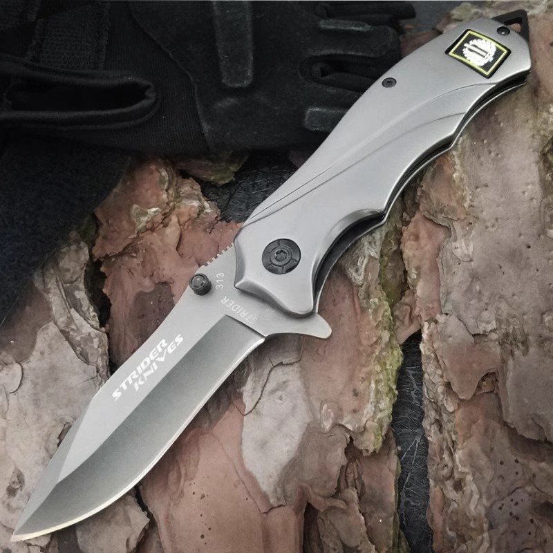 The camping knife was folded with a small knife and a small fruit knife with a mini camper knife