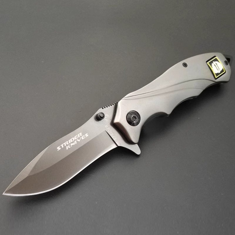 The camping knife was folded with a small knife and a small fruit knife with a mini camper knife